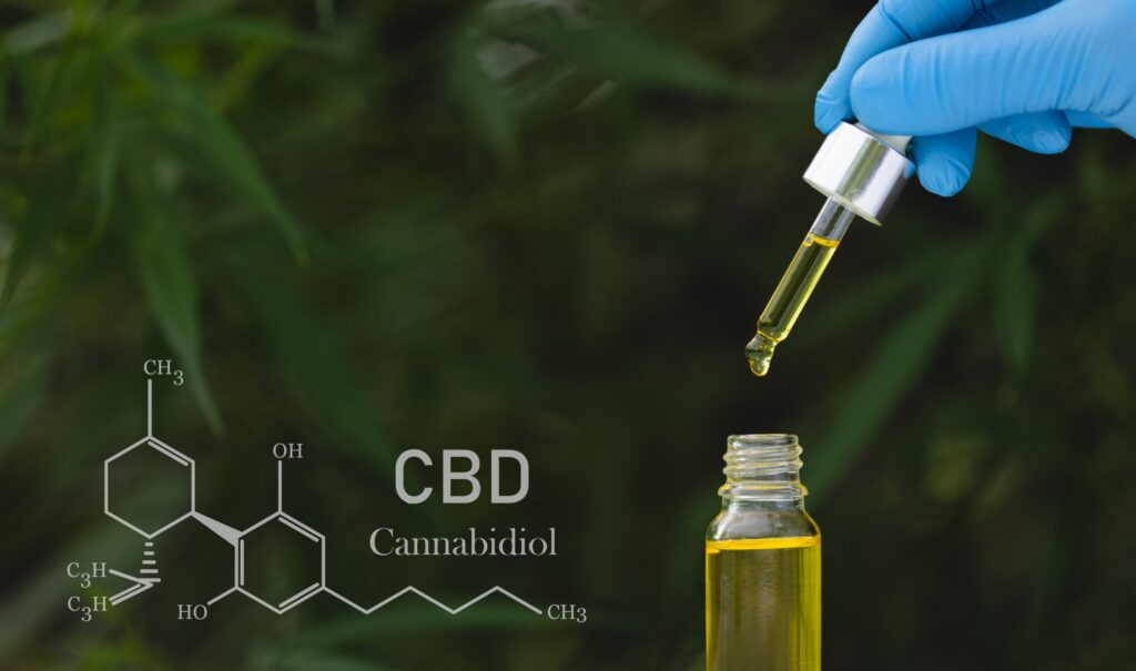 Petite pot en verre transparent avec de l'huile de CBD